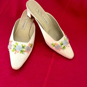 Nina lovely floral embroidered slip on shoes. Genuine leather soles. Size 7.5 M.